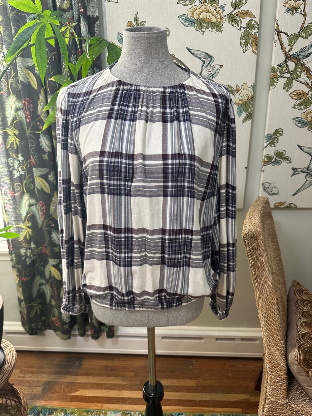 Anthropologie Cloth & Stone
Womens Multicolor Plaid Rayon Top
Sz M